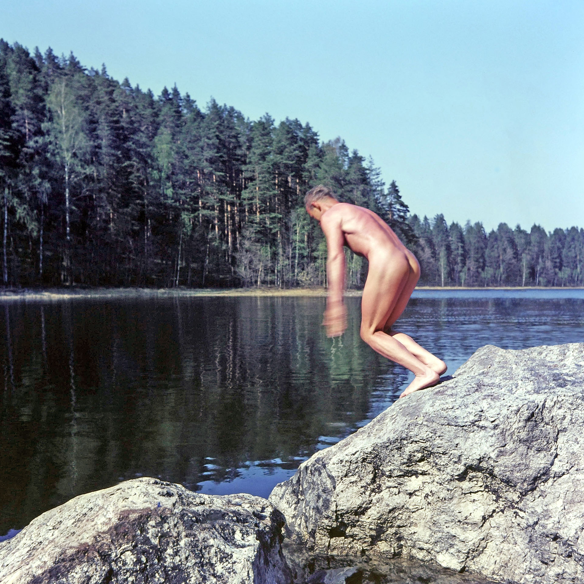Nackt und frei in der Natur - Nackter Mann bei einer Nordlandfahrt, Skandinavien, Finnland